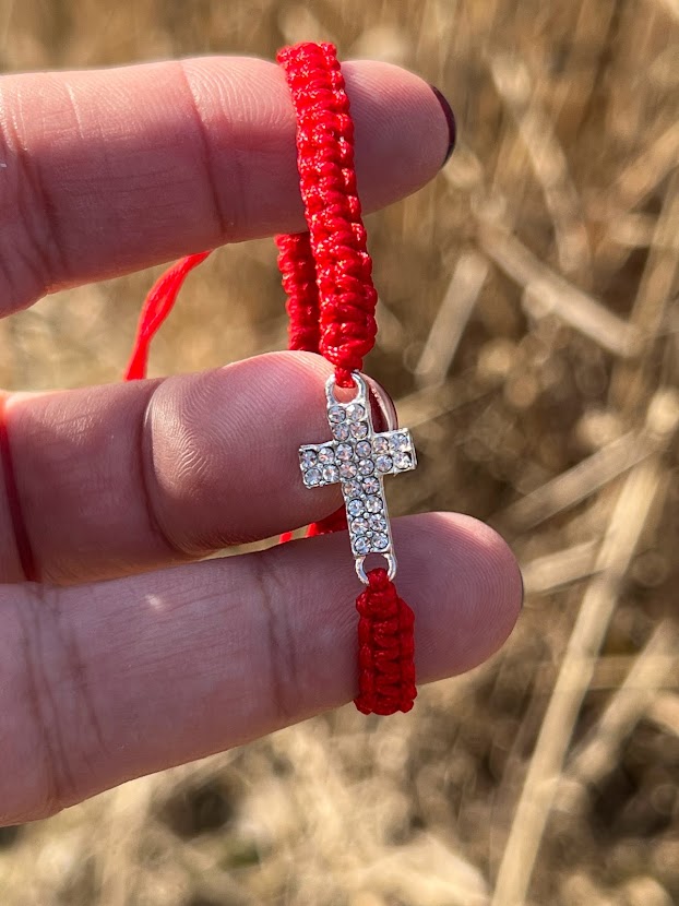 Červená šnúrka so symbolom kríža