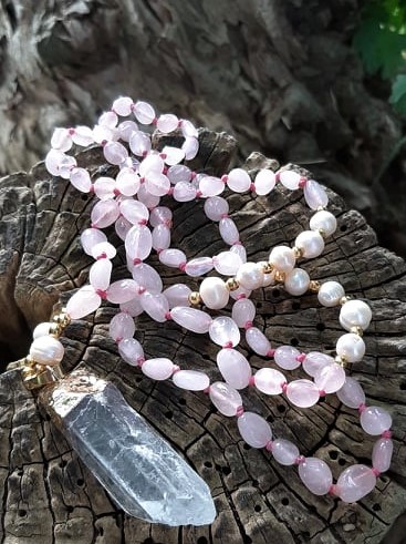 Chanelka náhrdelník ruženin, perly riečne a krištáľ horský