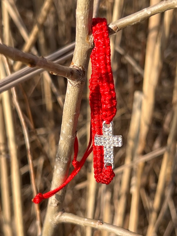 Červená šnúrka so symbolom kríža