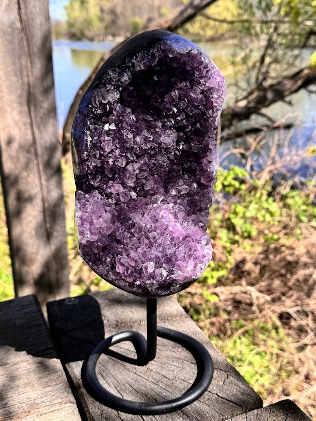 Ametyst geóda 3,5 kg na kovovom stojane