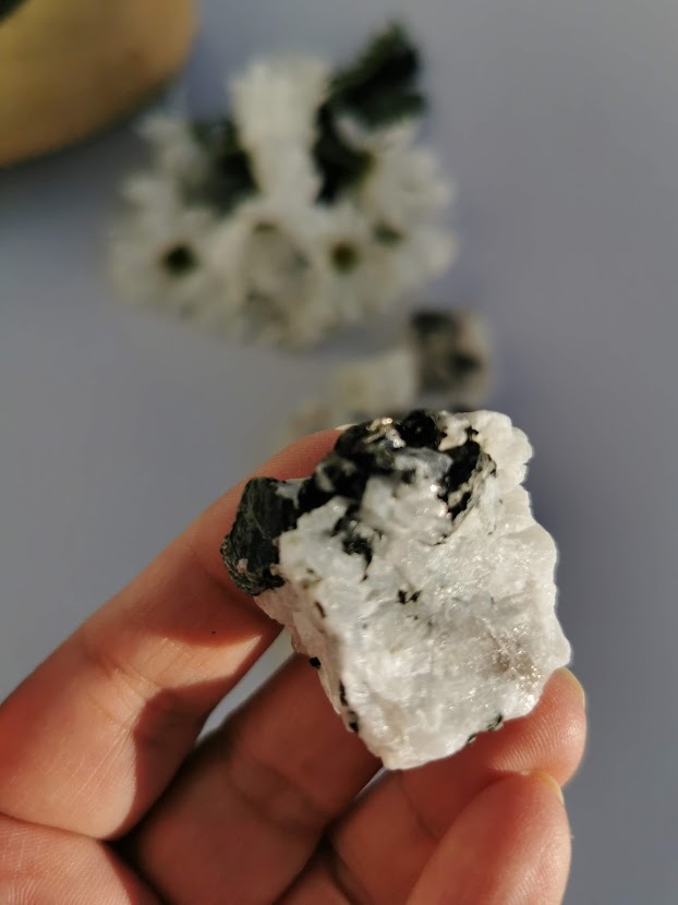 Mesačný kameň s turmalínom surový L - XL