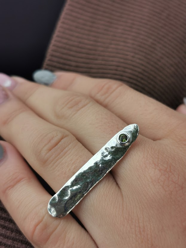 Exkluzívny strieborný prsteň s olivínom