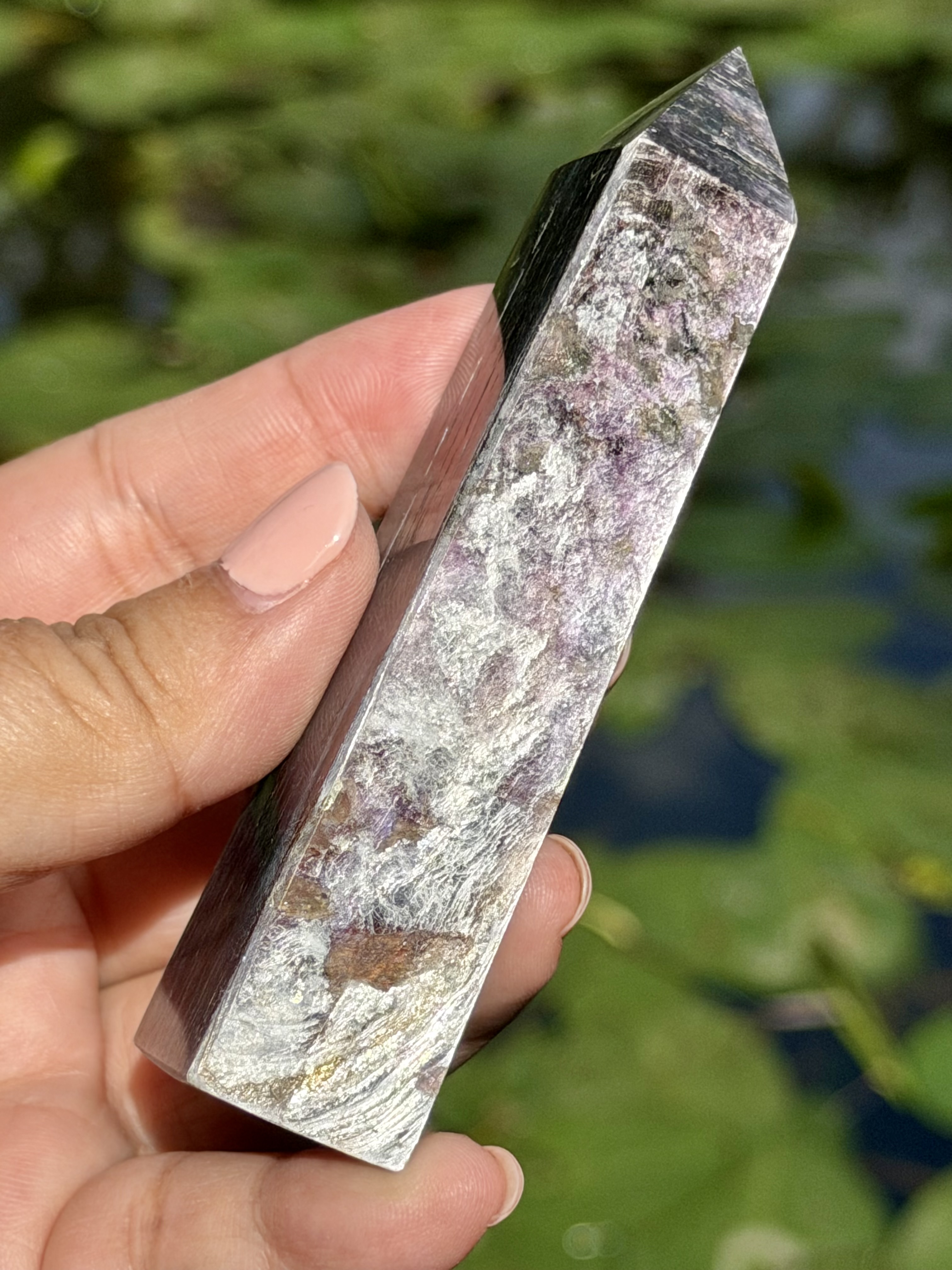Lepidolit obelisk – Strieborné svetlo