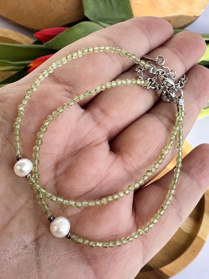 Olivín, perla - fazet 2 mm