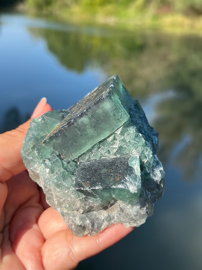 Fluorit smaragdovo-zelený drúza 438g