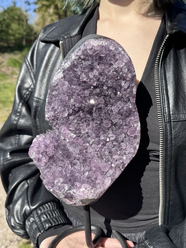 Ametyst geóda 3,5 kg na kovovom stojane