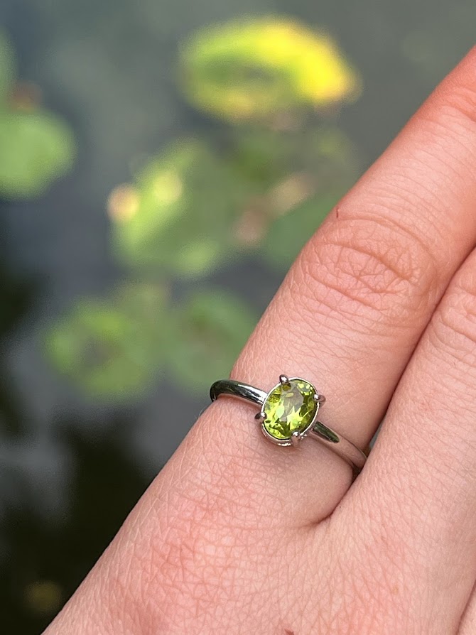 Olivín prsteň minimalistický