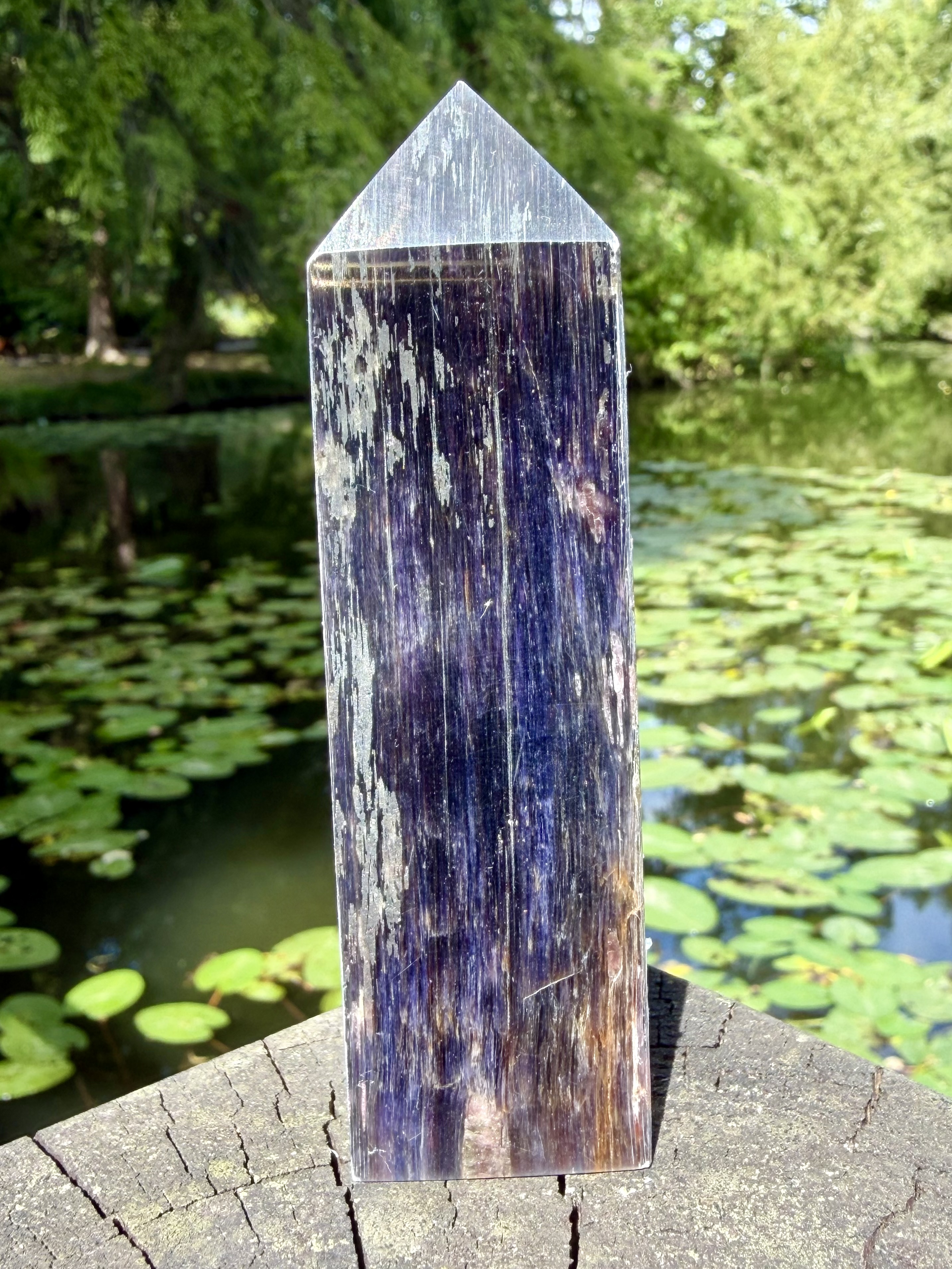 Lepidolit obelisk – Strieborné svetlo