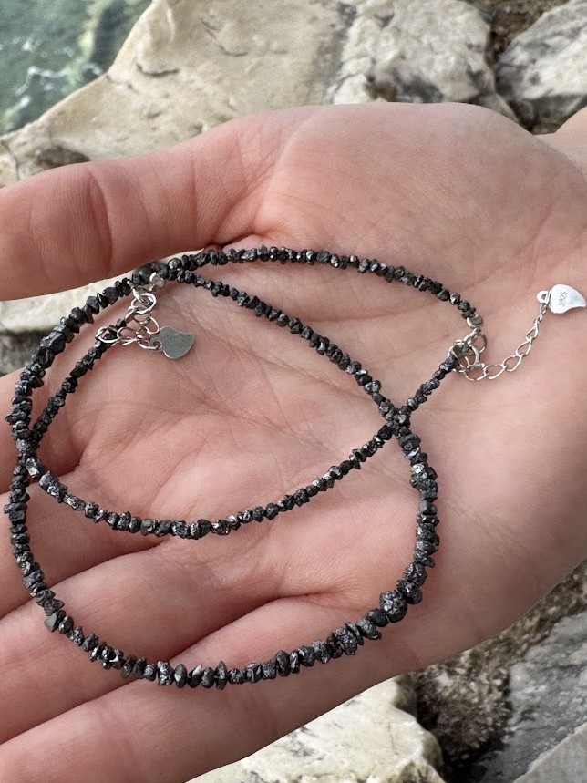 Diamant surový čierny - strieborné zapínanie