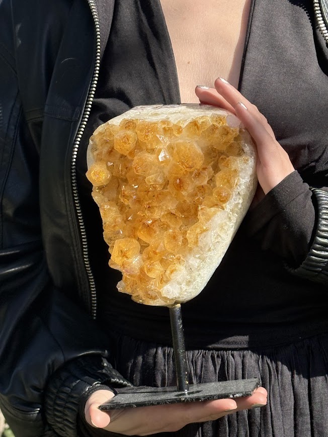 Citrín drúza na kovovom stojane 2,5 kg