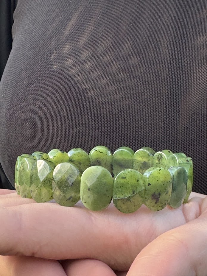 Nefrit platničkový fazetovaný náramok