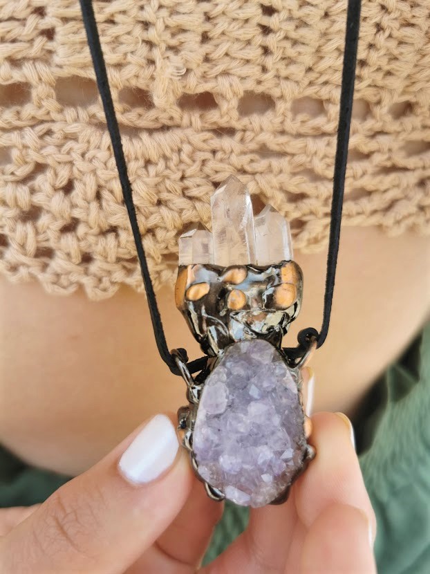 Bohyňa IZIS - ametyst a krištáľ