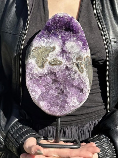 Ametyst geóda na kovovom stojane 3,6 kg kvalita AAA