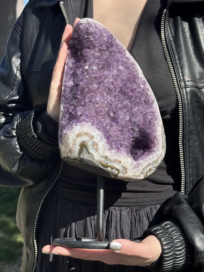 Ametyst geóda na kovovom stojane 4,4 kg 